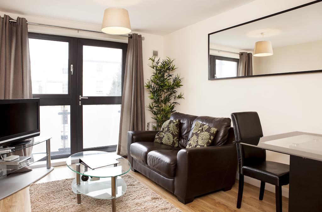 Cheltenham Plaza Apartments Ashchurch Dış mekan fotoğraf