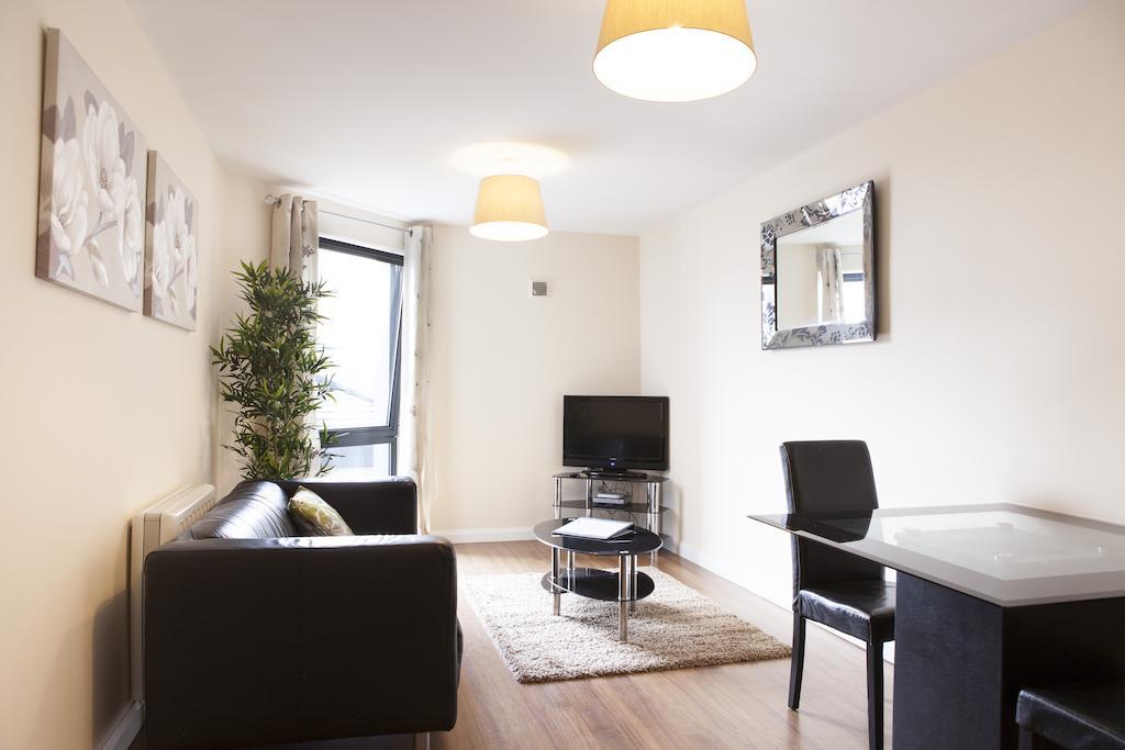 Cheltenham Plaza Apartments Ashchurch Dış mekan fotoğraf