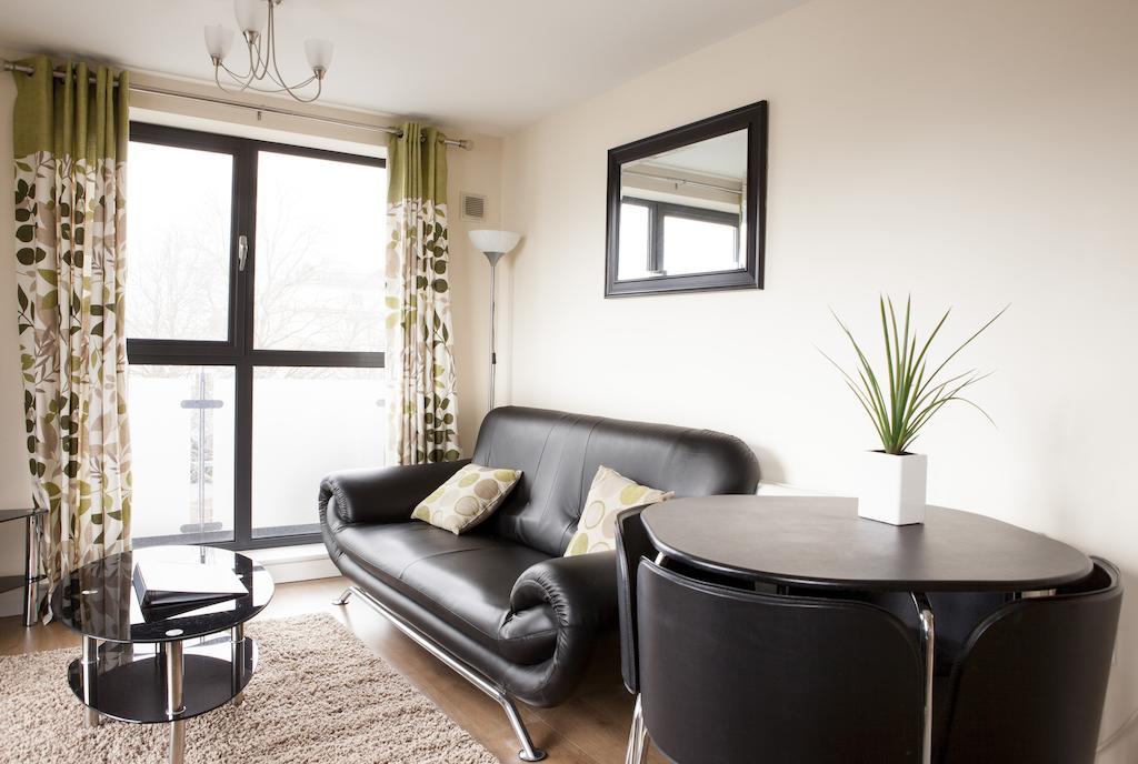 Cheltenham Plaza Apartments Ashchurch Dış mekan fotoğraf