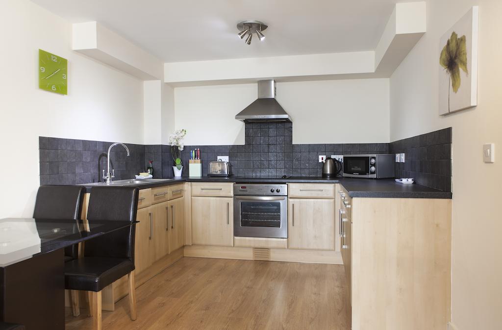 Cheltenham Plaza Apartments Ashchurch Oda fotoğraf