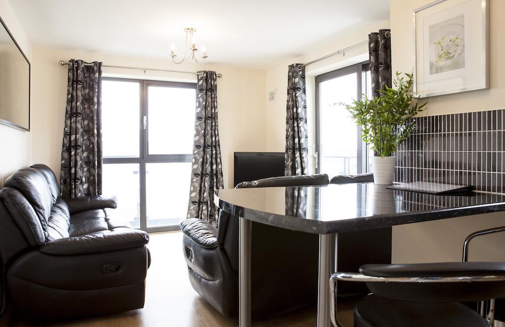 Cheltenham Plaza Apartments Ashchurch Oda fotoğraf