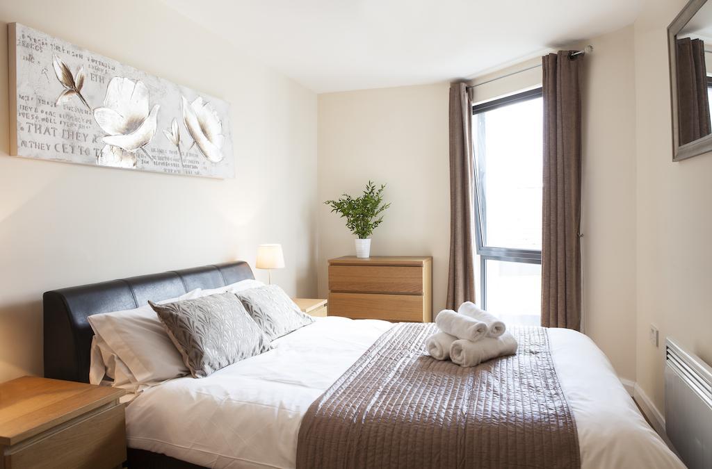 Cheltenham Plaza Apartments Ashchurch Oda fotoğraf