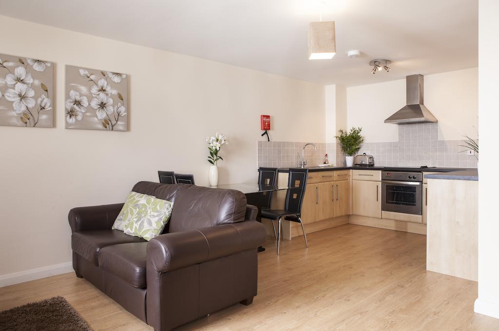Cheltenham Plaza Apartments Ashchurch Oda fotoğraf