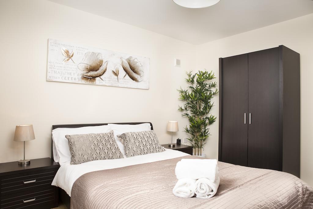 Cheltenham Plaza Apartments Ashchurch Oda fotoğraf