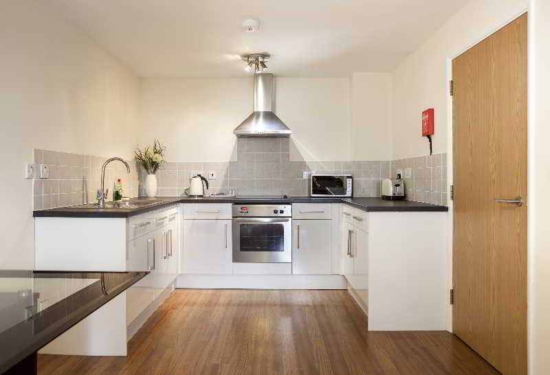 Cheltenham Plaza Apartments Ashchurch Dış mekan fotoğraf